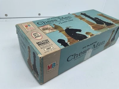 Juego de 32 piezas de plástico vintage 1969 Milton Bradley Chess Men 4807 blanco y negro Foto 1 de 4