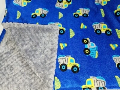 Manta para bebé Petite L'Amour azul construcción vehículos camiones de volteo gris minky Foto 1 de 4