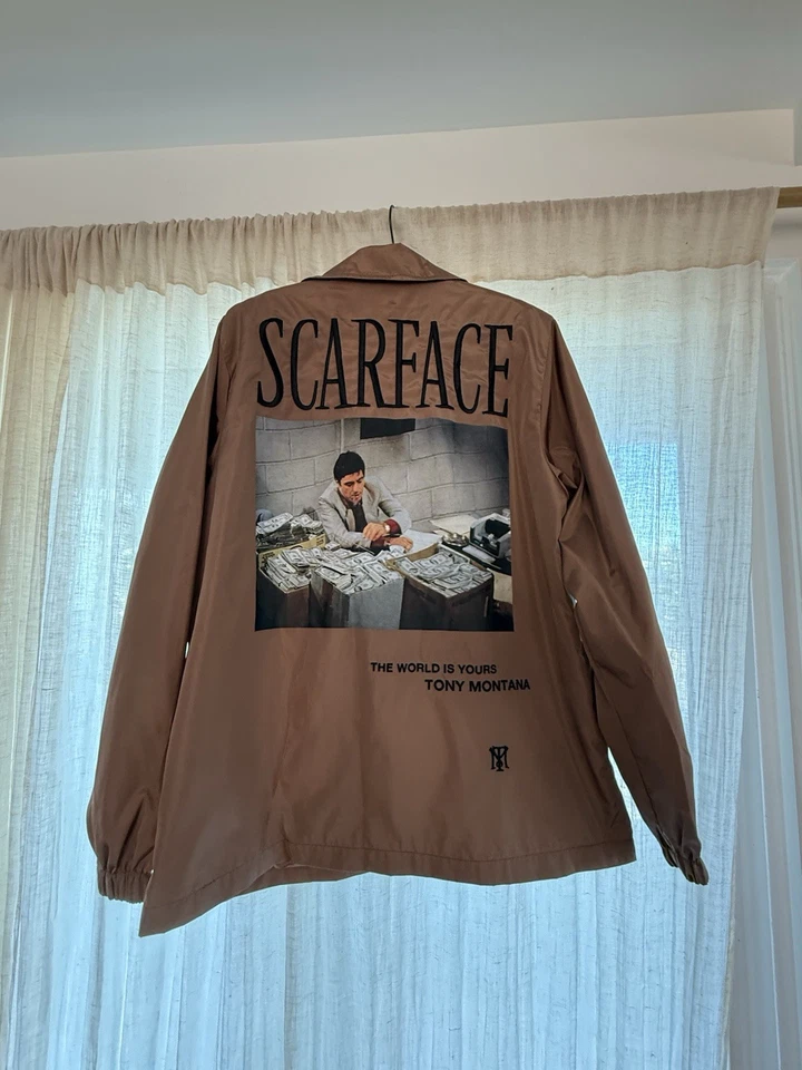 Chaqueta Scarface “The World is Yours” Tony Montana Coach Marrón Talla M Foto 1 de 4