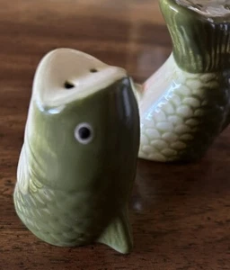 Large Mouth Bass Fish Salt & Pepper Shakers Novelty Whimsical Kitchen Utensils - Picture 1 of 11
