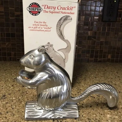 Cascanueces ardilla de aluminio fundido "Davy Crackit" Norpro 5 1/2" Foto 1 de 4