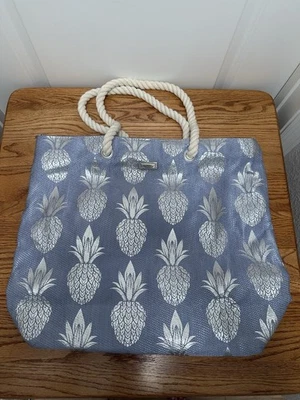 Bolso de playa de lona Sun N’ Sand azul claro con piñas plateadas con asas de cuerda Foto 1 de 4