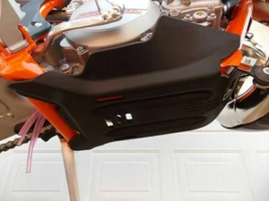 KTM,HUSABERG,HUSQVARNA 2 TEMPI PARAMOTORE PLASTICA EXC 250-300 Anno 2004-2016 - Picture 1 of 8