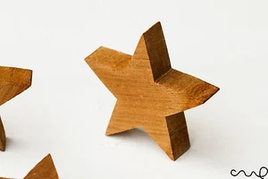 NUEVO Hecho a Mano Corte a Mano Independiente Madera Sólida Estrella de Madera Hágalo usted mismo Estrellas Gruesas IVA - Imagen 1 de 7