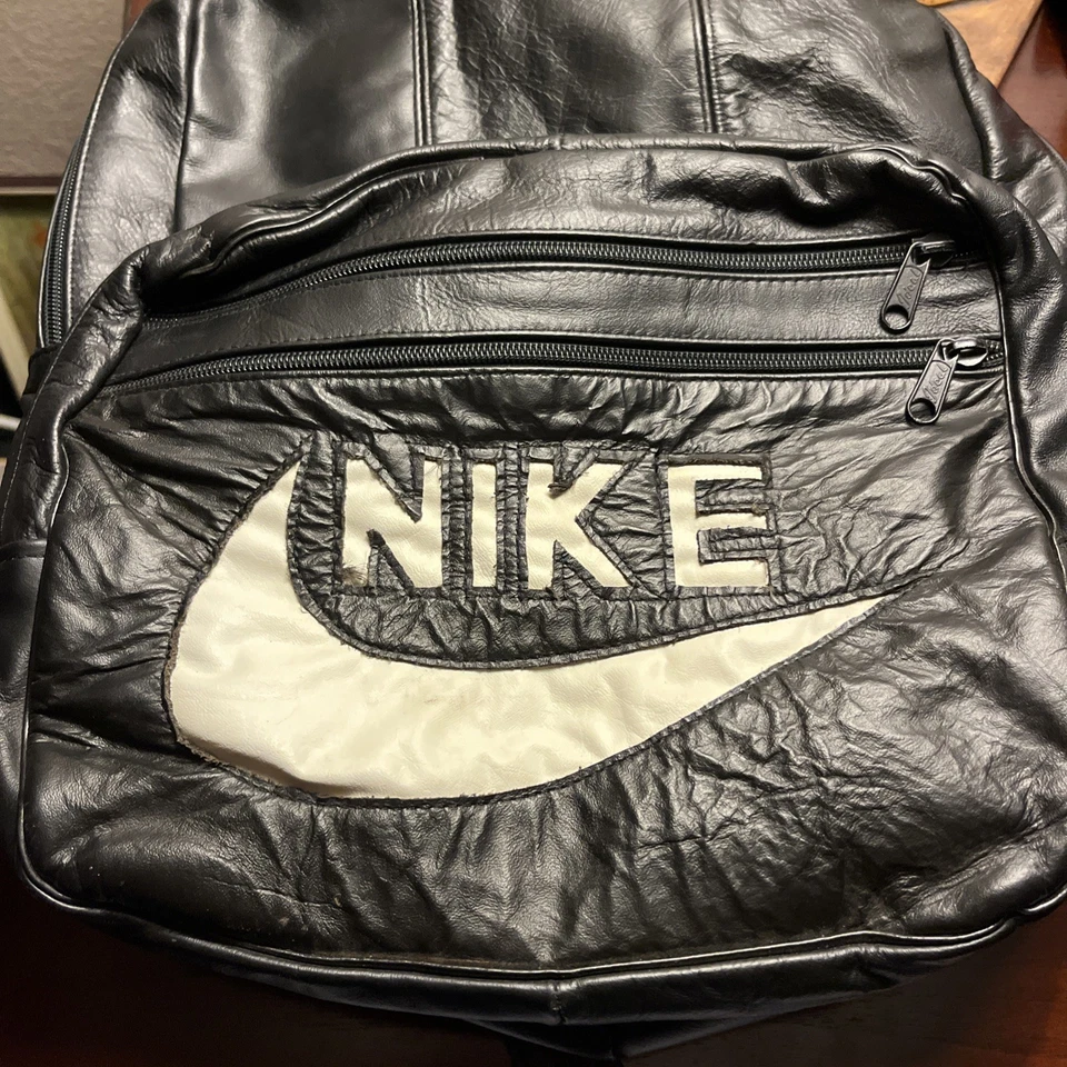 Mochila Nike vintage de cuero genuino de los años 80/90 negra con Swoosh blanco * cremallera rota Foto 1 de 4