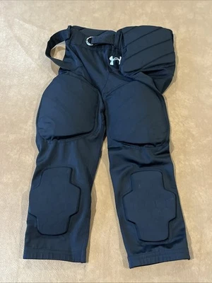 Pantalones de fútbol Under Armour acolchados negros (pequeños juveniles) Foto 1 de 3