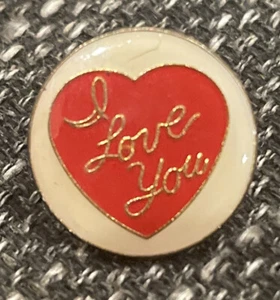 PIN de solapa I LOVE YOU en corazón cursivo TAMAÑO UN CENTAVO perla dorada roja - Imagen 1 de 2