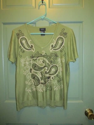 R.Q.T. Blusa pulóver tejida manga corta bordada cuello en V verde para mujer talla L Foto 1 de 4