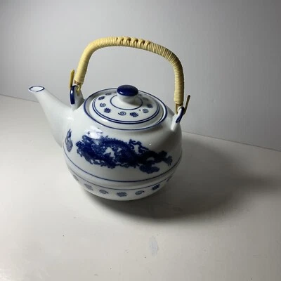Tetera china vintage, azul y blanca, con adorno de dragón, 5 1/2 pulgadas de alto Foto 1 de 4