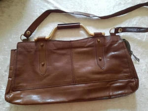 Ausgefallene, sehr ungewöhnlich schicke braune Leder Handtaschen mit Metall Hand - Bild 1 von 6