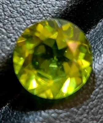 Glowing peridot gemstone - faceted natural Chrysolite 3.70 CTS - Image 1 of 4