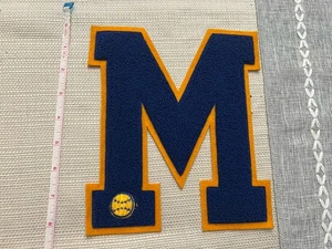 "Parche grande de chenilla Letterman de 8"" letra M Universidad de Michigan?" Béisbol - Imagen 1 de 5