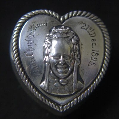 1895 Sterling Silver Heart Shaped Box Walker & Hall Sheffield 2 1/4X2 1/8X1 1/4 - Image 1 of 4