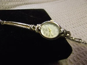 Woman Gloria Vanderbilt II Bracelet Watch **Nice** B130-783 ZC - Picture 1 of 2