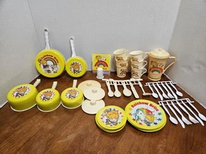 Rare Vintage Lot Hallmark Rainbow Brite Kitchen Play Tin Pots & Pans Dishes - Picture 1 of 10