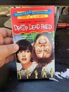 Drop Dead Fred 1991 VHS Phoebe Cates Rik Mayall Carrie Fisher Tim Matheson - Foto 1 di 8
