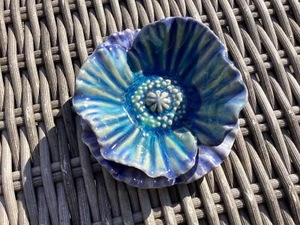MOHNBLÜTE blau KERAMIK - HANDARBEIT GARTENDEKO ROSENKUGEL GESCHENK TISCHDEKO …… - Bild 1 von 3