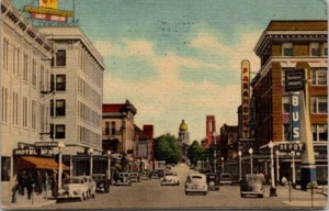 Postkarte Cheyenne Wyoming Innenstadt Bus Depot Paramount Hotels Autos Menschen WY - Bild 1 von 2