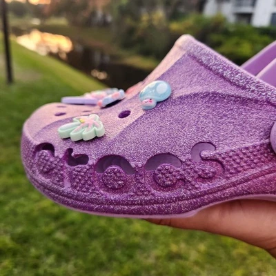 Crocs Kids для девочек Siz J3 Baya блестящие фиолетовые знаковые сабо джибблиц в комплекте 207015 - Изображение 1 из 4