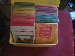 1975 Betty Crocker Step by Step Recipe Card Library in Yellow Storage Box - Foto 1 di 14