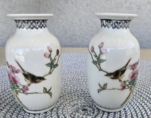 VTG. PAIR OF CHINESE PORCELAIN 3.5 INCH QIANLONG NAN ZHI HAND PAINTED BIRD VASES - Picture 1 of 7