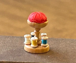Porta carrete de madera miniatura para casa de muñecas 1996 con cojín de pasador - costura - firmado - Imagen 1 de 5