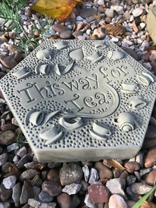 Alice in Wonderland 'This Way For Tea' Stepping Stone Garden Ornament - Picture 1 of 2