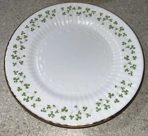 G382 ~ Royal Tara geripptes Rankgitter Kleeblatt Bone China 6,25" BROTTELLER - Bild 1 von 3