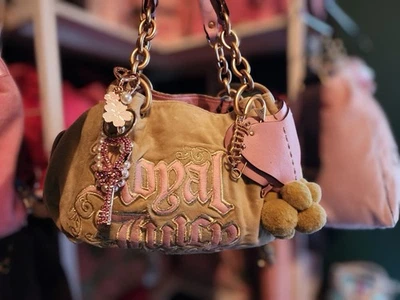 Bolso de Alta Costura Rosa Y Verde Real Jugoso Corazón Pom Pom Esponjoso Jugo Foto 1 de 4