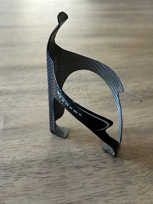 Jaula para botellas de agua de fibra de carbono para bicicleta Serfas Foto 1 de 4