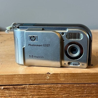 HP PhotoSmart E327 5.0MP Compact Digital Camera Silver Precision Lens - Image 1 of 4
