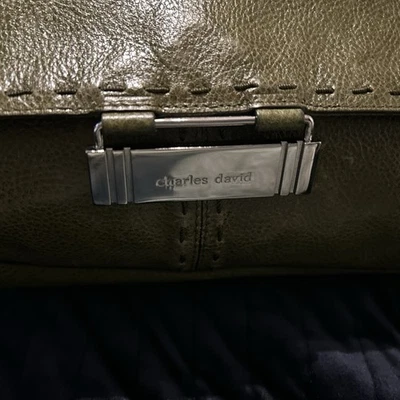 Bolso de mano Charles David de cuero verde con cierres magnéticos y asa Foto 1 de 4