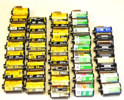 42 rollos de película de impresión en color de 35 mm como se muestra. LEER. Foto 1 de 4