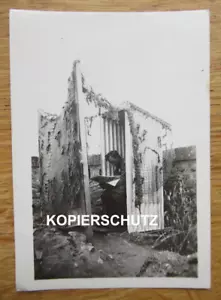Altes Foto deutscher Soldat sitz in getarnter Latrine / Donnerbalken 2. WK - Bild 1 von 2