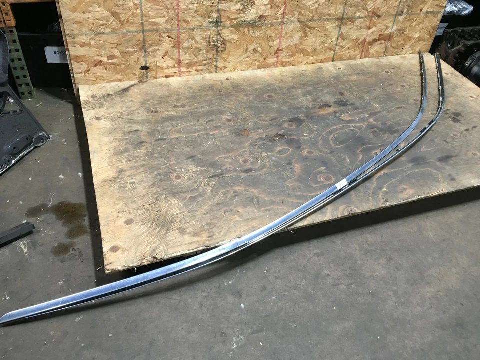 2008 宝马 750Li E66 UPPER 车厢乘客和驾驶员侧外模塑装饰原始设备制造商+ — 第 1/4 张图片