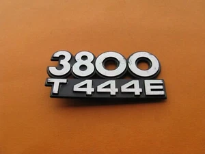 INTERNATIONAL 3800 T444E EMBLEMA LOGOTIPO INSIGNIA SIGNO SÍMBOLO USADO 2028430CI A39220 - Imagen 1 de 4
