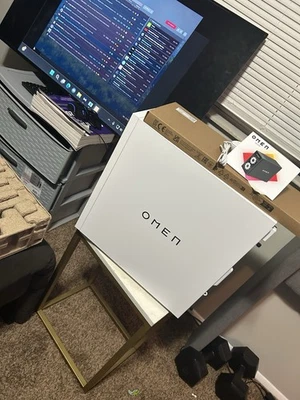 Computadora de escritorio para juegos HP OMEN 35L, AMD Ryzen 7 8700G, 16 GB DDR5, 1 TB, RTX 4060 Ti 8 GB Foto 1 de 4