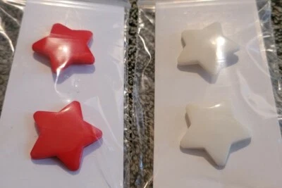 PENDIENTES ESTRELLA ROJOS Y BLANCOS HECHOS A MANO (2 PARES) Foto 1 de 2