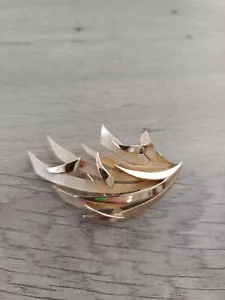Crown Trifari Brooch Pin Abstract Leaf Grass Wheat Brushed Shiny Gold 1960s Vtg - Picture 1 of 3