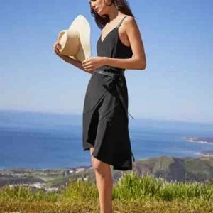 Vestido envolvente de seda negro Cuyana $280, correas de cuero, L - Imagen 1 de 6
