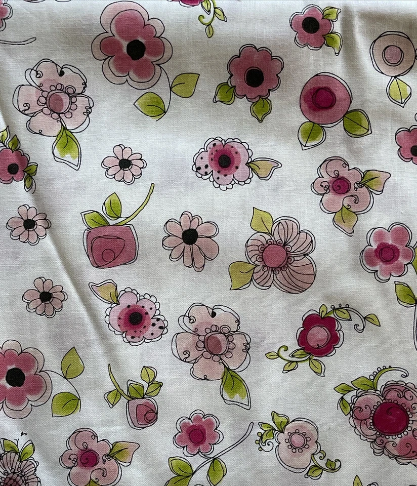 Tela floral Loralie Harris blanca rosa salón poses algodón edredón Love Look por comprar Foto 1 de 2