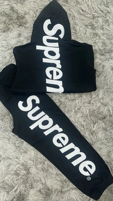 NUEVO CONJUNTO SUDADERA CON CAPUCHA Y PANTALÓN SUPREME BLANCO Y NEGRO Foto 1 de 3