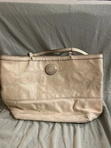 Bolso de mano Coach beige patente cuero doble mango cremallera, azul marino oscuro interior - Imagen 1 de 5