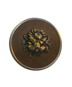 Antiguo botón de cuadro floral de latón, fondo de madera - Imagen 1 de 4