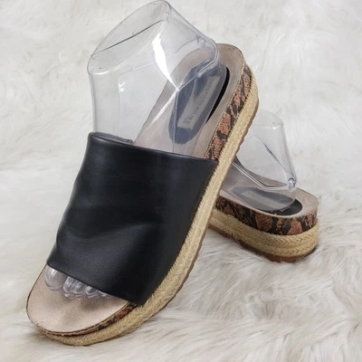 Sandalia informal SAKS FIVE AVENUE Buzz imitación piel de serpiente negra sin cordones tacón de cuerda 8M Foto 1 de 4