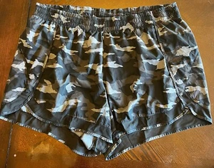 Athleta bedruckte Mesh Racer Run Short 4" grün Tarnmuster Größe 2XL - Bild 1 von 11