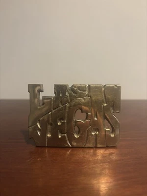 Hebilla de cinturón vintage de latón macizo pesado de Las Vegas años 70 hecha en Taiwán 👀 Foto 1 de 4