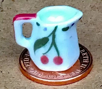 Maison de Poupée Céramique Cruche Lait Fait Main 6 Face Cerise Motif 1:12 Scale - Photo 1/4