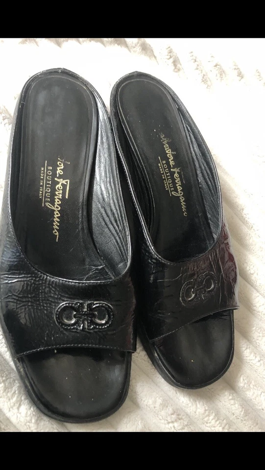 Сандалии-шлепанцы Salvatore Ferragamo черные Patent Narni размер 6 B Италия - Изображение 1 из 4