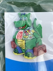 Pre-owned Pin Badge - Cedric The Dragon On Holiday - NCH Action For Children - Picture 1 of 3